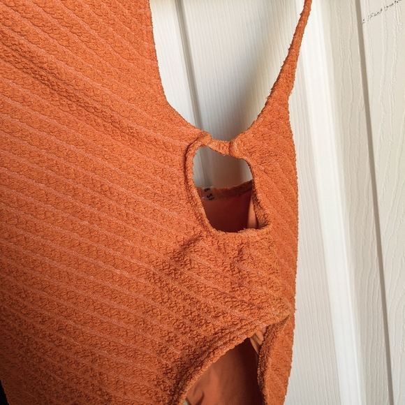 Textured One Piece Swimsuit - Picture 3 of 4